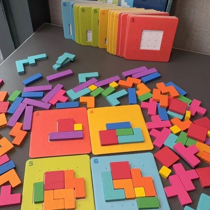 Vue aérienne blocs Tetris bois colorés éparpillés 4 plateaux niveaux puzzle logique enfant - jeu éducatif riche contenu enfant 3-8 ans - Atelier Puzzle