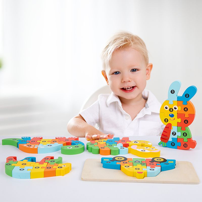Bébé souriant avec puzzle 3D bois lapin debout chiffres 1-10 coloré - éveil motricité fine enfant 2-4 ans - Atelier Puzzle