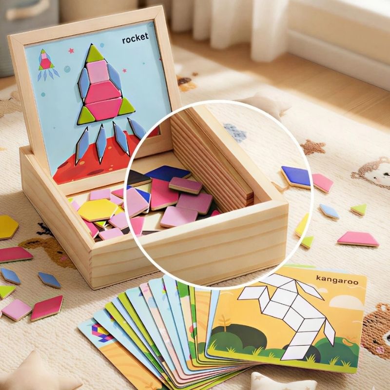 Boîte tangram magnétique bois ouverte plateau rocket cartes kangaroo étalées sol - jeu créatif géométrique enfant - Atelier Puzzle