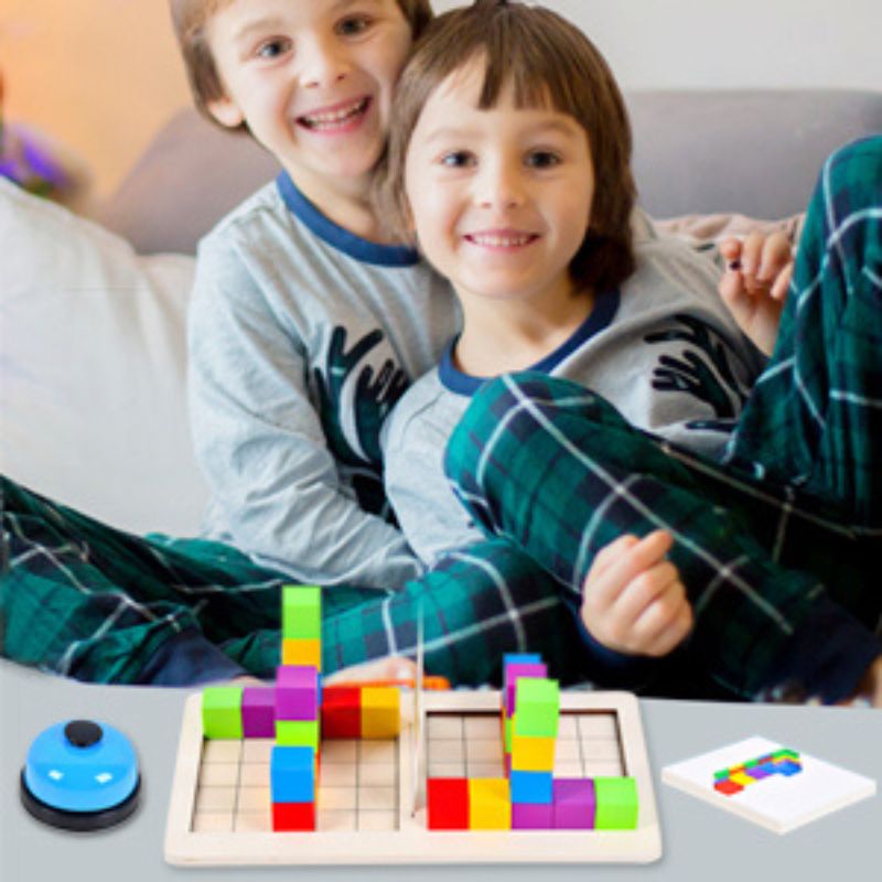 Deux frères en pyjama souriants canapé jeu construction 3D cubes colorés cloche bleue carte défi - complicité jeu famille enfant - Atelier Puzzle