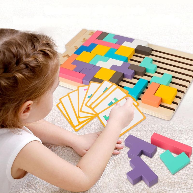 Enfant tient cartes défis puzzle Tetris bois apprentissage progressif - jeu éducatif logique enfant 3-6 ans - Atelier Puzzle