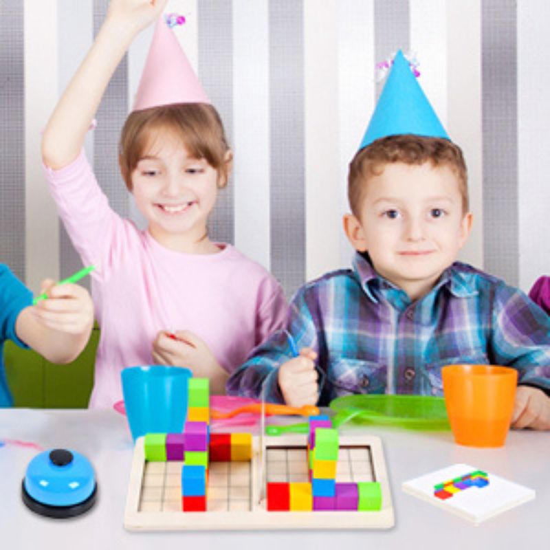 Enfants avec chapeaux anniversaire jeu construction 3D cubes colorés cloche bleue compétition fête - cadeau anniversaire enfant 6-10 ans - Atelier Puzzle