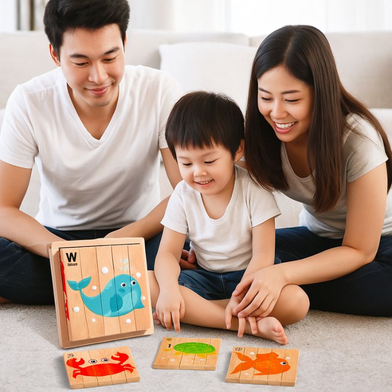 Papa maman et enfant souriants assis par terre puzzle bois 4 faces baleine crabe poisson - jeu educatif famille enfant 2-5 ans - Atelier Puzzle