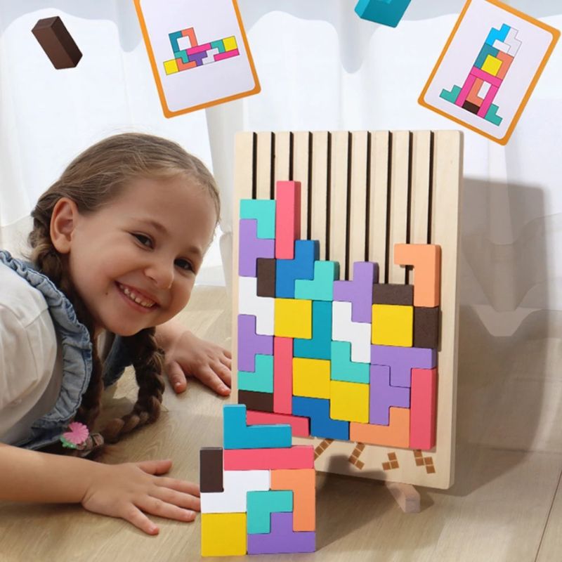 Petite fille souriante couchée puzzle Tetris bois chevalet cartes défis jeu logique coloré - jeu éducatif enfant 3-6 ans - Atelier Puzzle