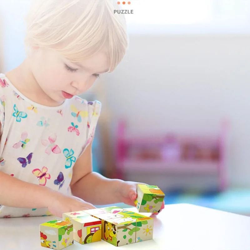 Fillette concentrée seule qui assemble puzzle cube bois animaux sur table - développement autonomie éveil enfant 2-5 ans - Atelier Puzzle