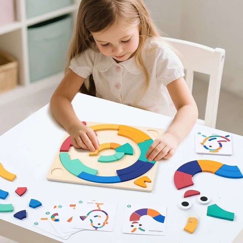 Fillette concentree seule qui place blocs courbes puzzle arc-en-ciel bois plateau cartes defis - autonomie concentration enfant 3-6 ans - Atelier Puzzle