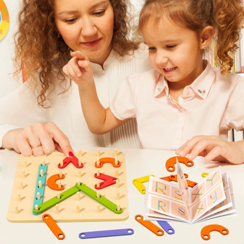 Maman et fillette bouclée souriantes jouant ensemble géoboard bois lettres livret alphabet - jeu famille enfant - Atelier Puzzle