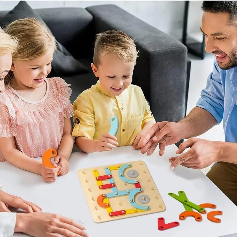Papa et deux enfants souriants jouant avec géoboard bois pièces colorées - jeu éducatif famille enfant 3-6 ans - Atelier Puzzle