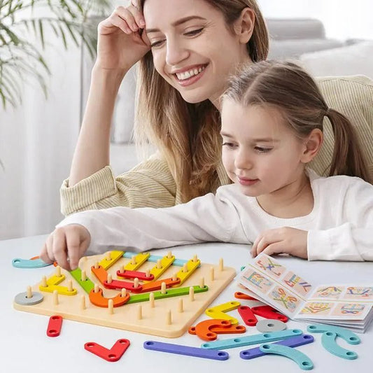 Maman souriante et fillette jouant ensemble avec géoboard bois pièces colorées lettres - jeu éducatif Montessori enfant 3-6 ans - Atelier Puzzle
