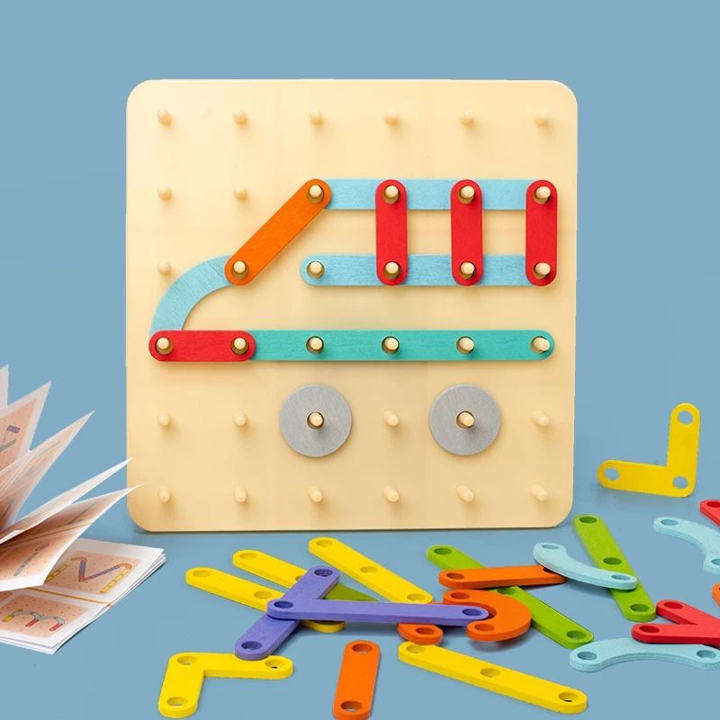 Géoboard bois plateau pièces colorées construites livret défis fond bleu - jouet éducatif Montessori enfant - Atelier Puzzle