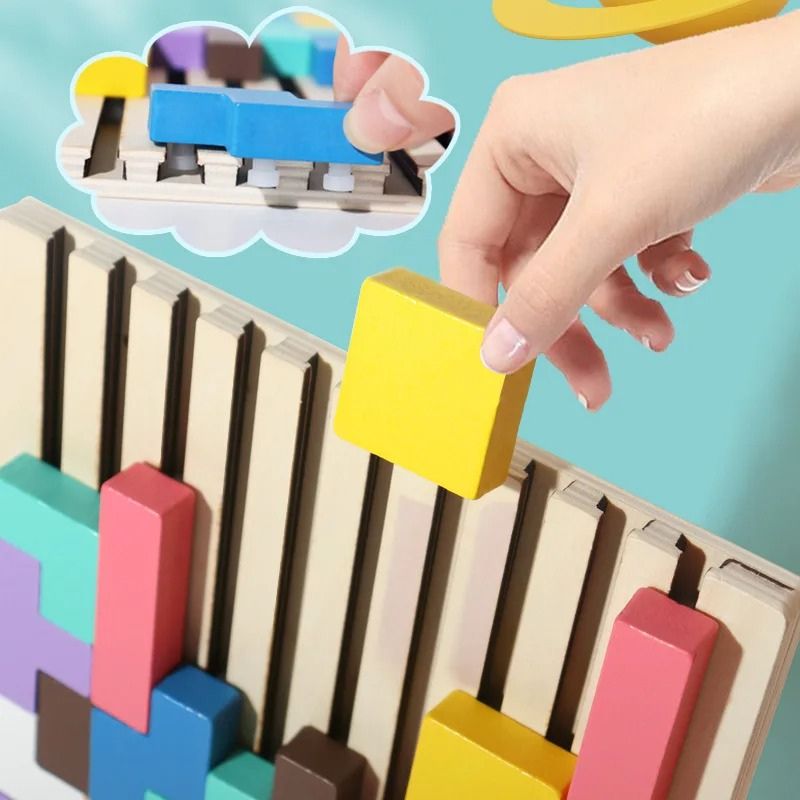 Gros plan main place bloc bois jaune rainures puzzle Tetris chevalet - qualité bois massif système breveté - Atelier Puzzle