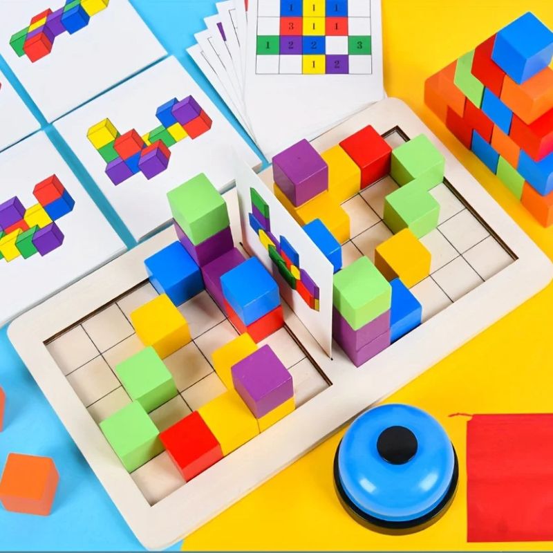 Vue produit jeu construction 3D plateau bois cubes colorés cartes défis cloche bleue fond gris - qualité jouet bois éducatif enfant - Atelier Puzzle