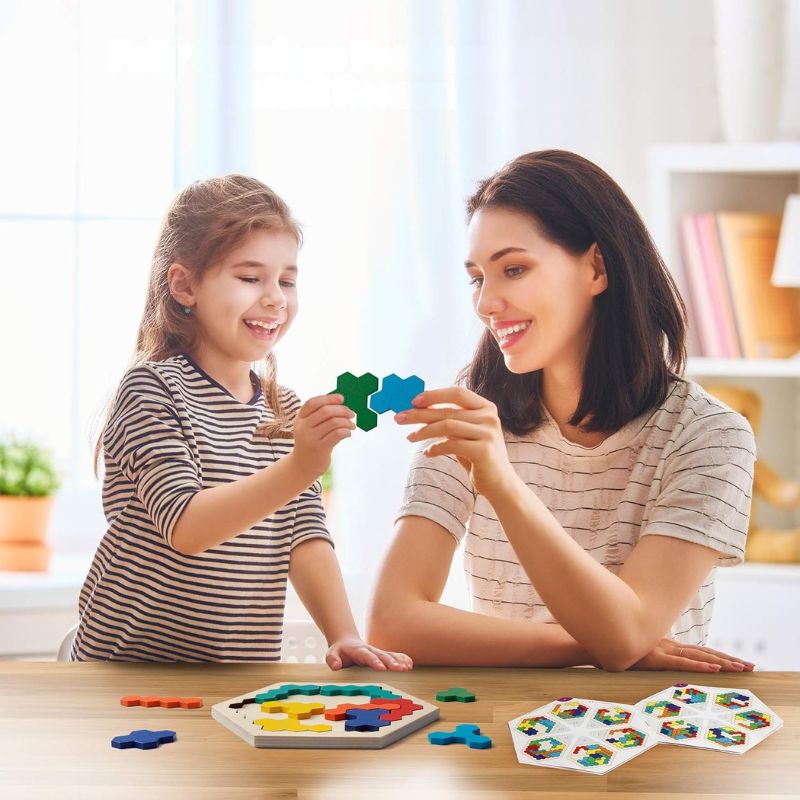 Maman et enfant qui manipulent les blocs hexagonaux colorés - jeu éducatif STEM Montessori enfant - Atelier Puzzle