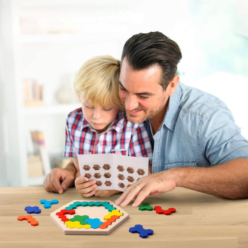 Papa et fils qui regardent les cartes défis du puzzle hexagonal ensemble - jeu éducatif famille sans écran - Atelier Puzzle