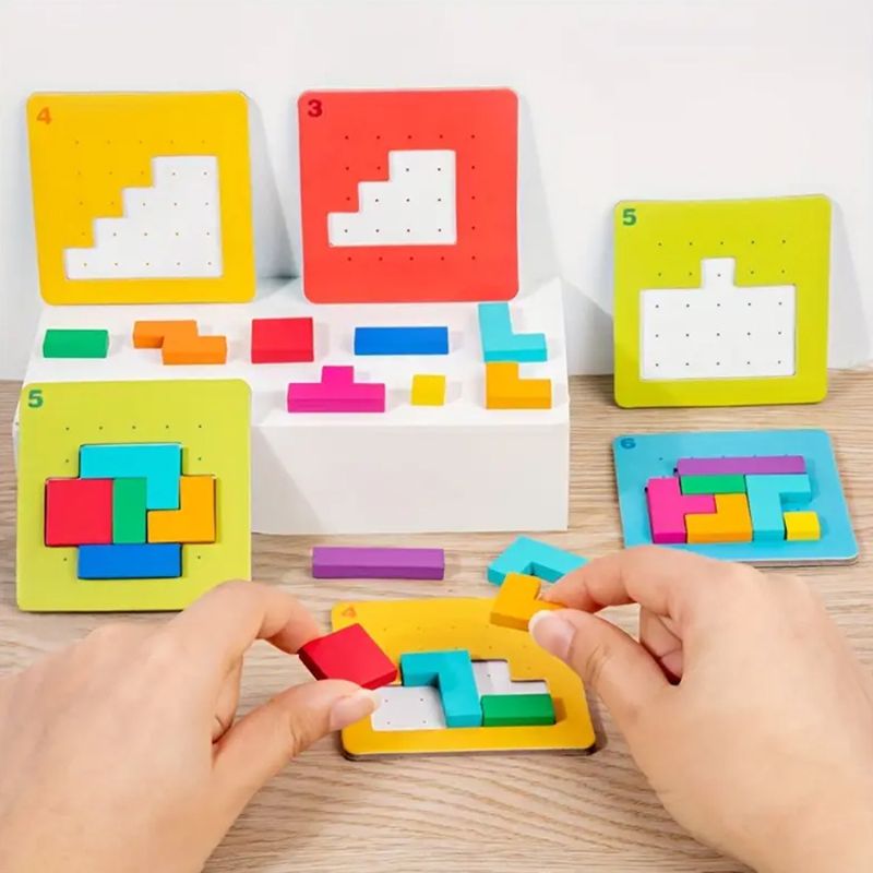 Mains adulte qui placent pièces Tetris colorées sur plateau jaune niveau 4 cartes défis progressives - jeu logique puzzle bois enfant - Atelier Puzzle