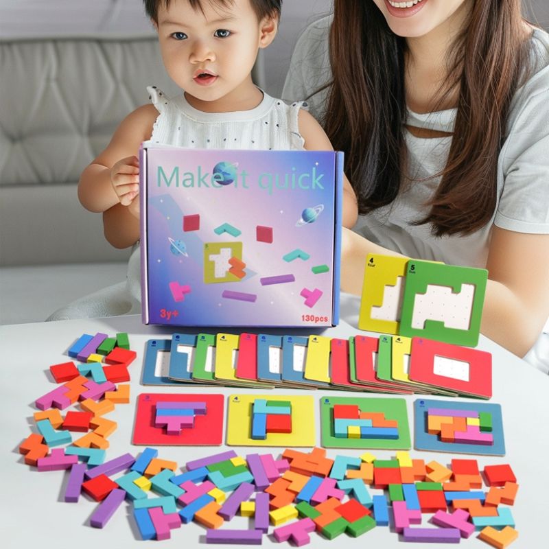 Maman souriante et bébé devant coffret puzzle Tetris bois 108 pièces 20 cartes défis plateau colorés étalés - jeu famille éducatif enfant - Atelier Puzzle