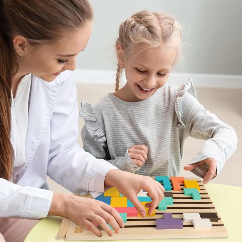 Maman et fille jouent ensemble puzzle Tetris bois jeu famille sans écran complicité - jouet éducatif enfant 4-6 ans - Atelier Puzzle