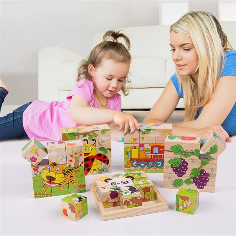 Maman et petite fille allongées par terre qui jouent ensemble avec puzzle cubes bois animaux éparpillés - jeu famille sans écran enfant - Atelier Puzzle