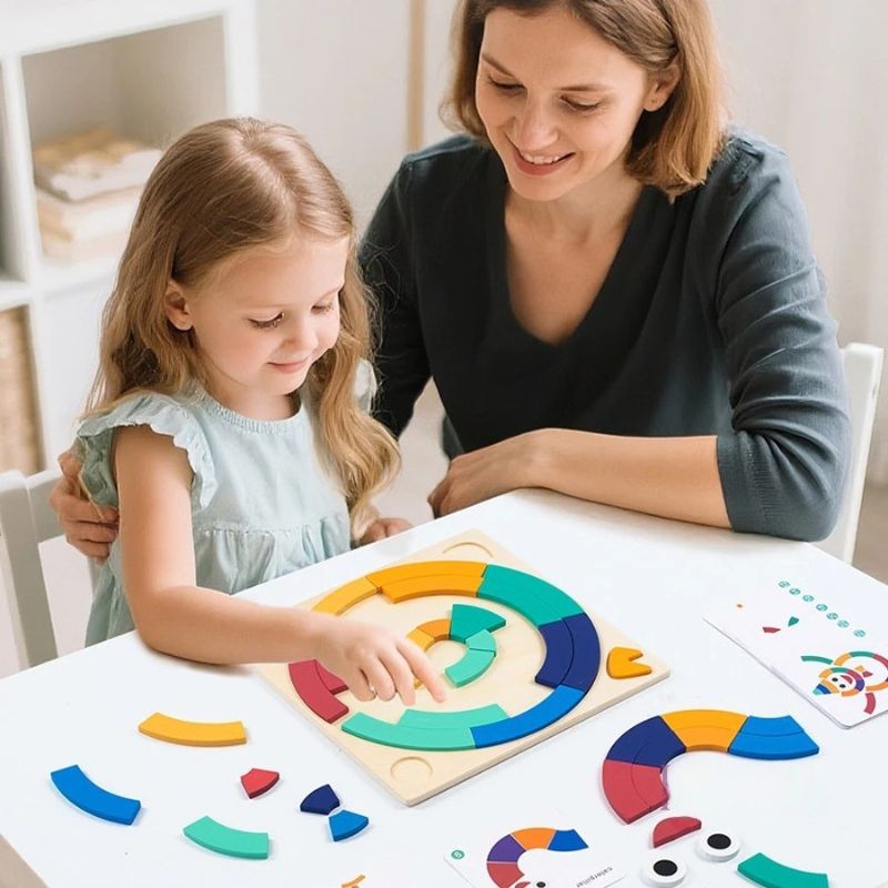 Maman et fillette souriantes penchees puzzle arc-en-ciel bois cartes defis table - jeu famille creatif enfant 3-6 ans - Atelier Puzzle