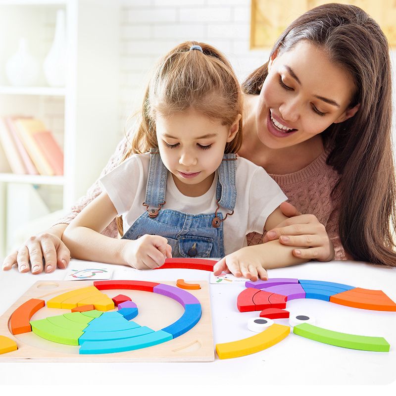 Maman souriante et fillette qui place blocs courbes arc-en-ciel sur plateau bois avec cartes defis - jeu creatif educatif enfant 3-6 ans - Atelier Puzzle