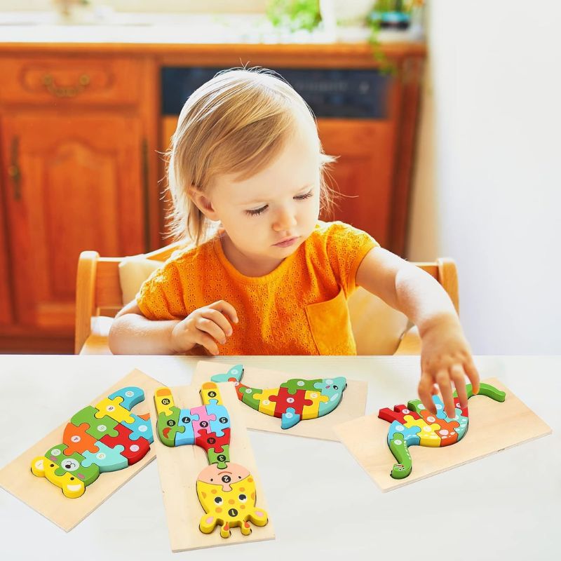 Petite fille concentrée assemble puzzle 3D bois chiffres animaux colorés - autonomie et apprentissage enfant 2 ans - Atelier Puzzle