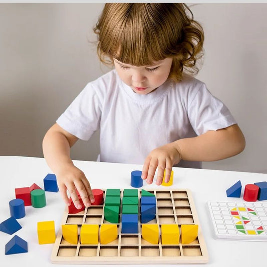 Petite fille concentrée qui place formes géométriques colorées bois sur plateau grille Montessori - jeu éducatif reconnaissance formes couleurs enfant 2-6 ans - Atelier Puzzle