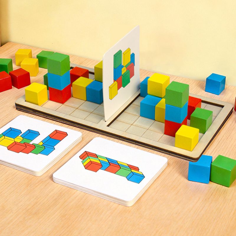 Vue plateau bois deux côtés carte défi debout cubes colorés bois jeu construction 3D 2 joueurs - pensée spatiale logique enfant - Atelier Puzzle