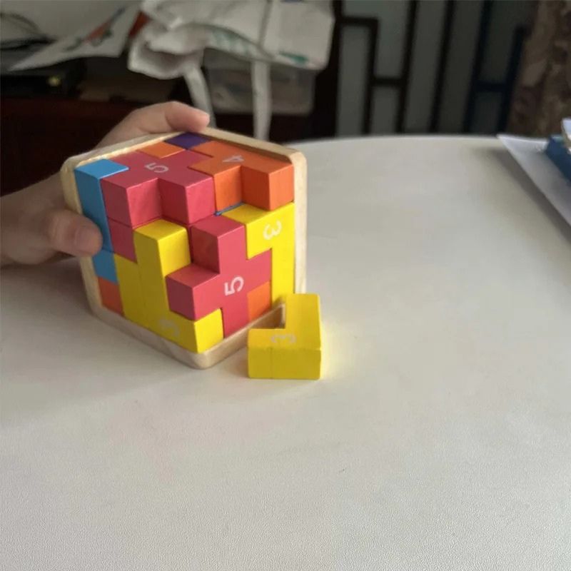 Puzzle 3D blocs bois colorés vue angle construction enfant - jeu logique créatif - Atelier Puzzle