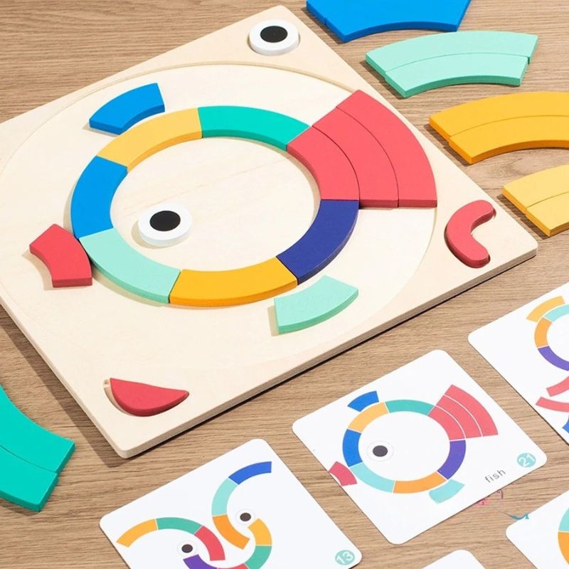 Gros plan pieces courbees bois naturel puzzle arc-en-ciel aretes lisses poli couleurs vives - qualite materiau jouet bois enfant - Atelier Puzzle