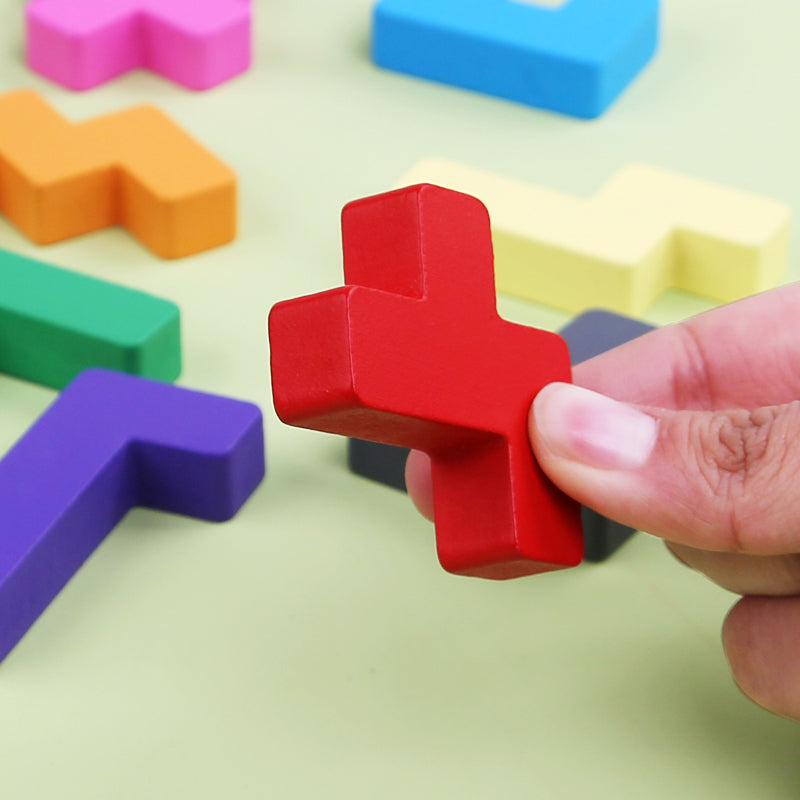Gros plan main tenant bloc bois rouge puzzle Montessori - motricité fine jeu logique enfant - Atelier Puzzle