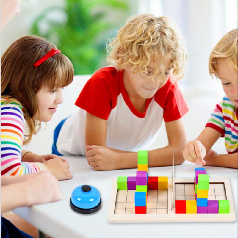 Trois enfants concentrés autour jeu construction 3D compétitif cubes colorés cloche bleue cartes défis - jeu logique compétitif enfant 6-10 ans - Atelier Puzzle