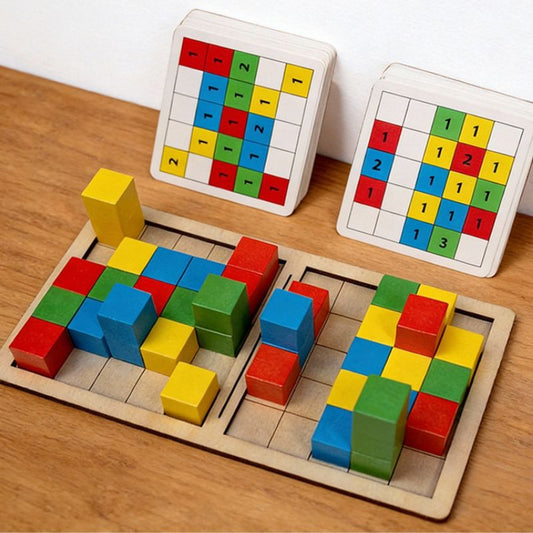 Vue produit jeu construction 3D deux plateaux bois cubes colorés cartes défis chiffres hauteur colonnes - jeu compétitif logique enfant - Atelier Puzzle